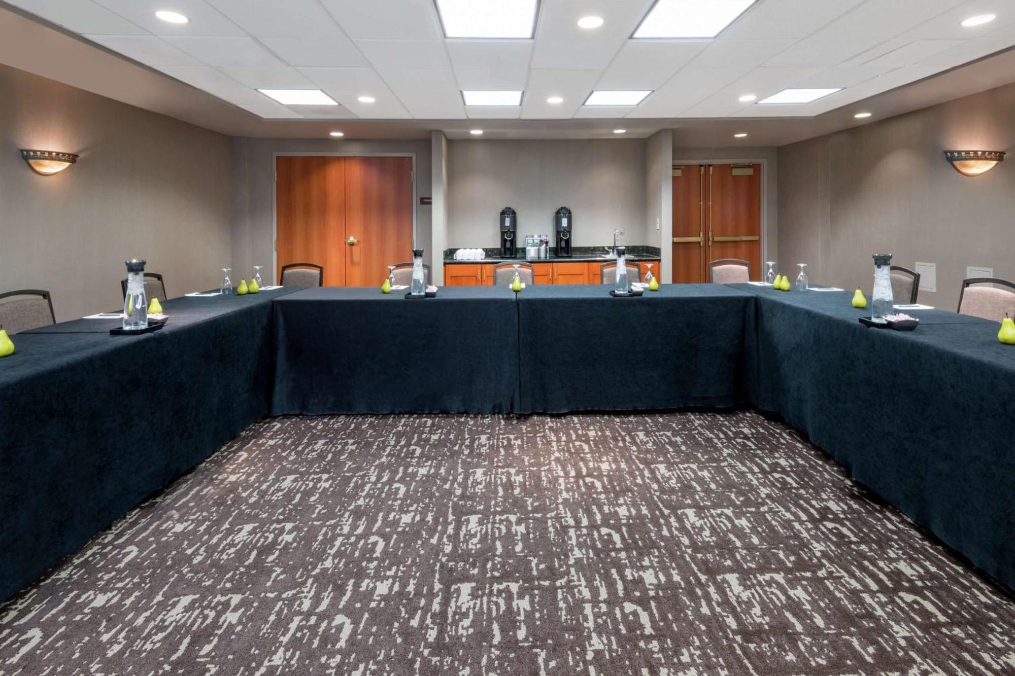Hotel Embassy By Hilton Saint Louis 3*